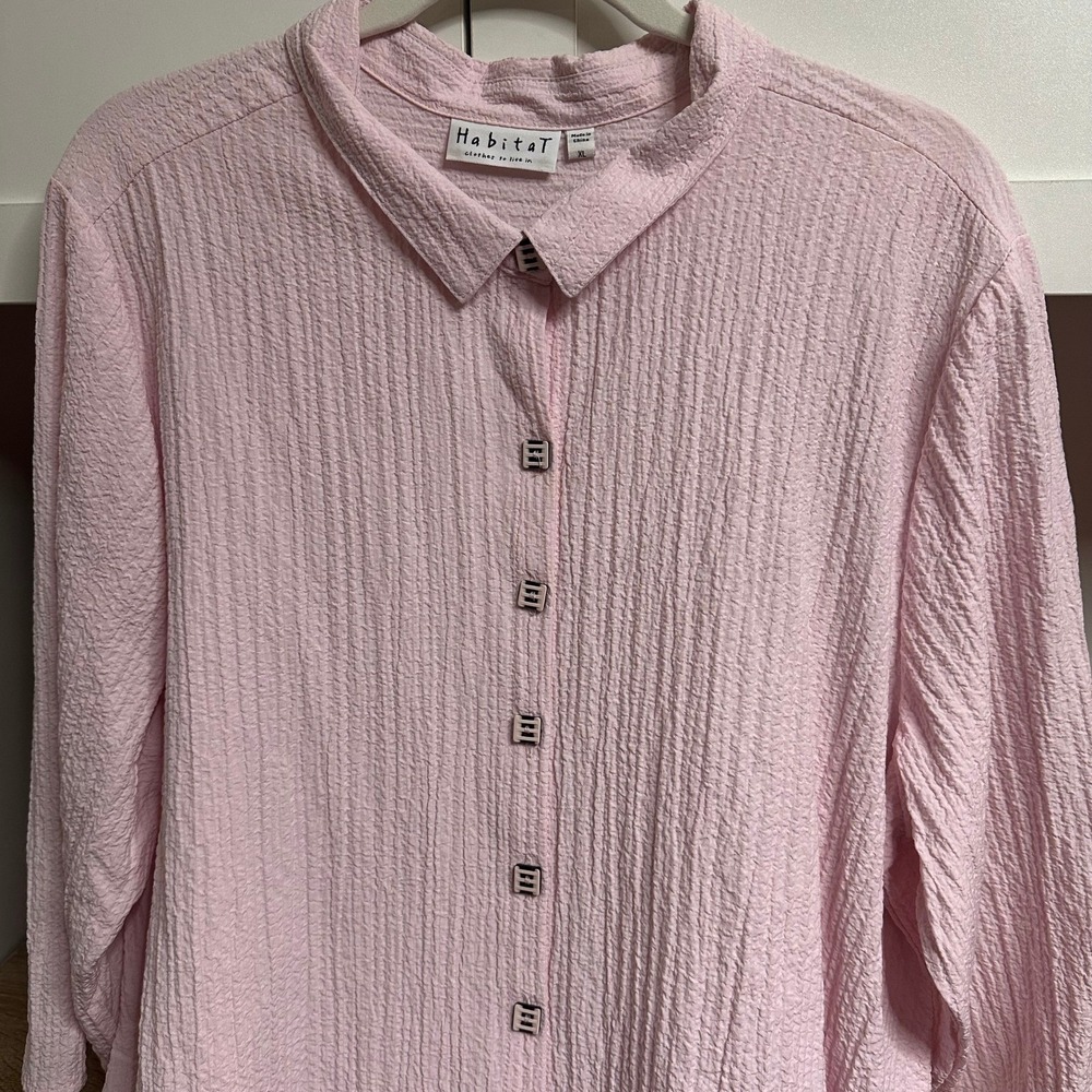 Habitat Button Down Top Women XL Pink Crinkle High-Low Back Art To Wear Buttons - Picture 4 of 12